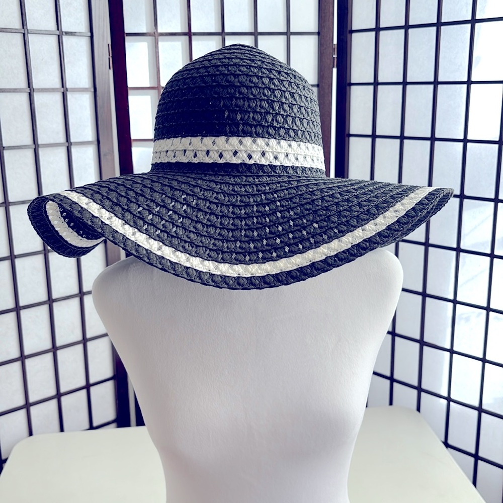 Sun hat beach hat straw had black and white hat